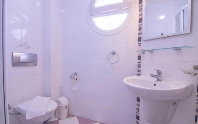 Sunset Beach Club Aqualettings Lighthouse 19