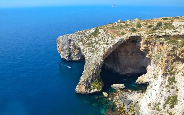 Seashells Penthouse Hot Tub Seaview by Getaways Malta