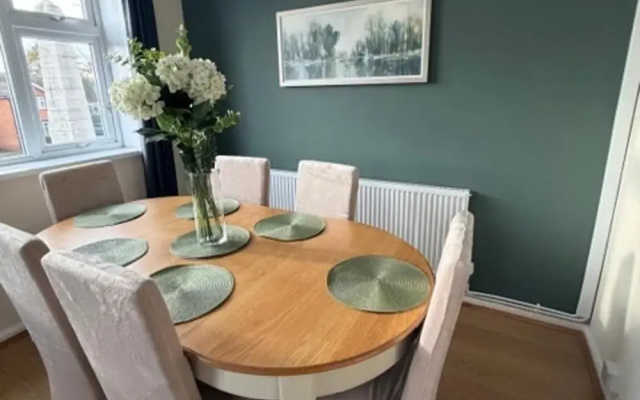 Meriden Apartment Retreat - Sleeps 7 - Near Nec