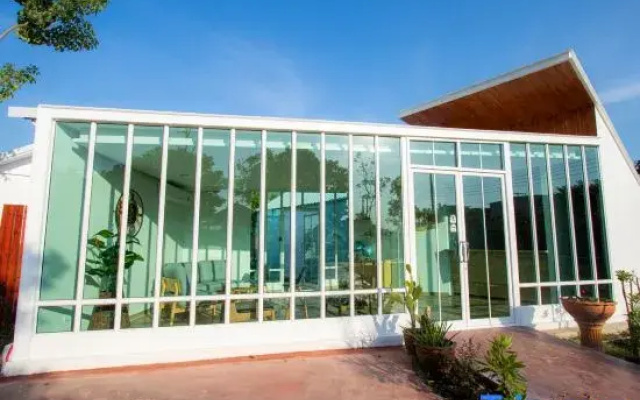 The O-Zone Airport Riviera Lodge