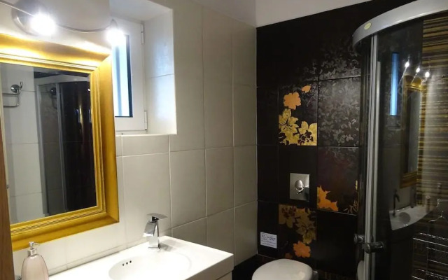 Artist's Villa Red Rose