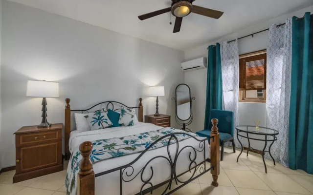 Villa Salina - 5BR w Pool Jacuzzi Sauna