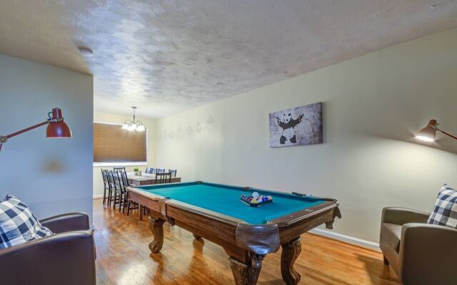 Modern Townhouse w/ Pool Table by Cozysuites