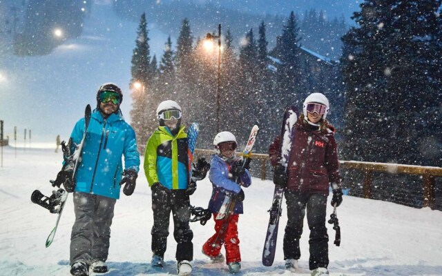 Perfect Mountain Retreat/3br -fireplace, Kids Ski Free 3 Bedroom Condo by RedAwning