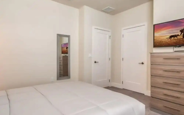 Spacious New Modern Retreat