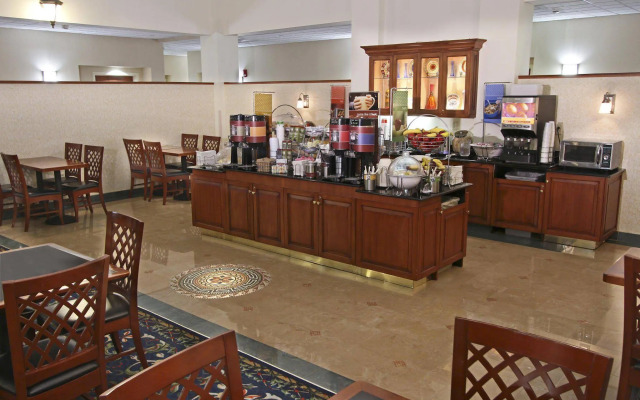 Hampton Inn & Suites Rockville Centre