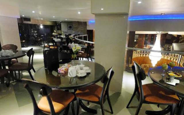 Hotel Piroozy