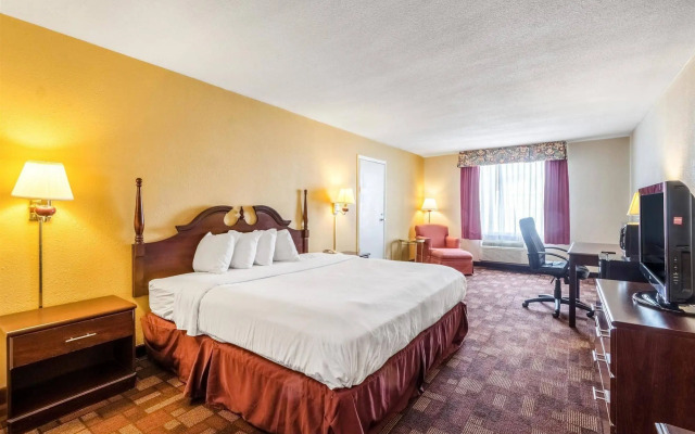 Econo Lodge Inn & Suites Chambersburg Central