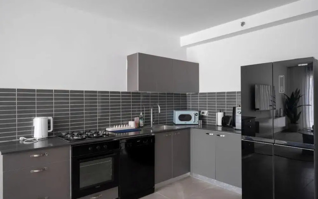 O&O - 2 BR Stylish & Modern Apartment