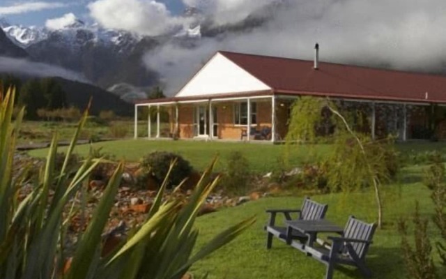 Misty Peaks Guesthouse