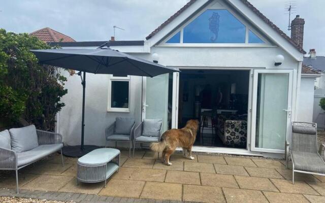 Pet Friendly, Unique 4-bed Bungalow in Porthcawl