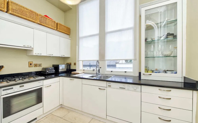 Grand 2 Bedroom Flat, Kensington