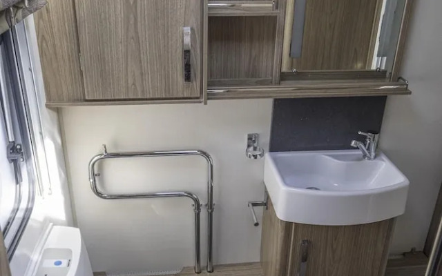 2 Double Bed Caravan - Secure Parking and Wifi