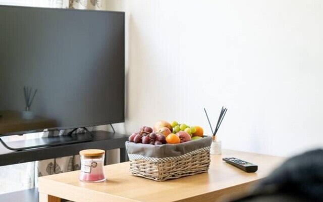 Livestay - 2 Bed Apt, Free Parking in Luton