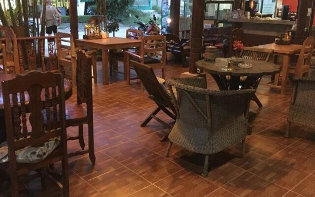 Jungle Hut Bungalow & Hotel