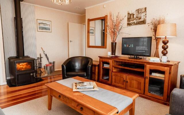 Alpine House Tongariro - Turangi Holiday Home