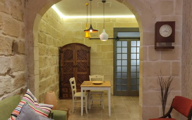"Romantic Small Townhouse In The Three Cities"
