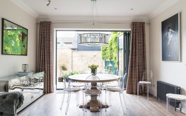 Stylish 5BR House in Hampton Court