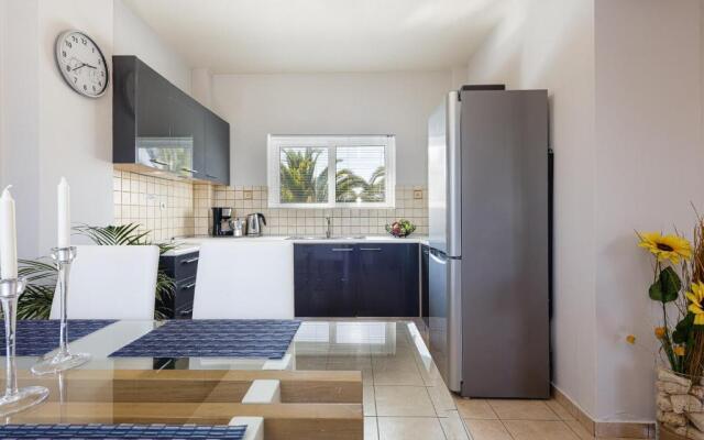 Villa Evie's -Spacious -4 apt'ς -with heated pool