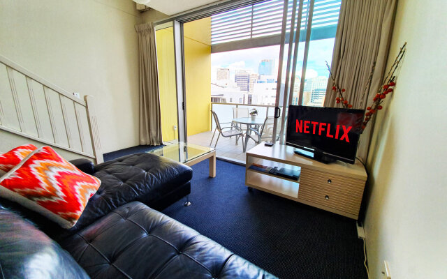 City Penthouse Views Wine Pool Gym Netflix