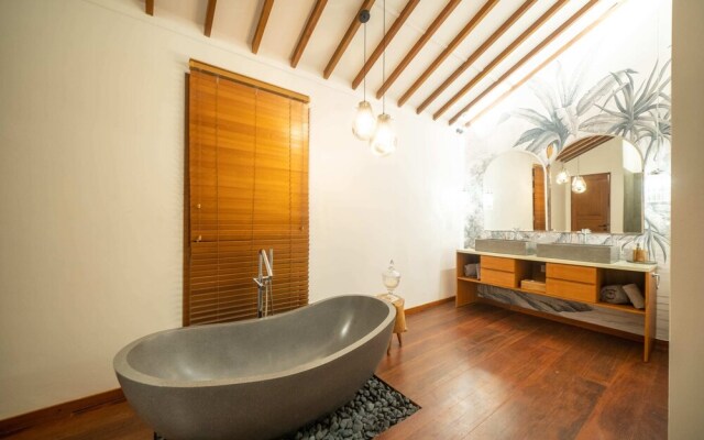 Luxury Private Loft, 2 BR, Canggu With Staff