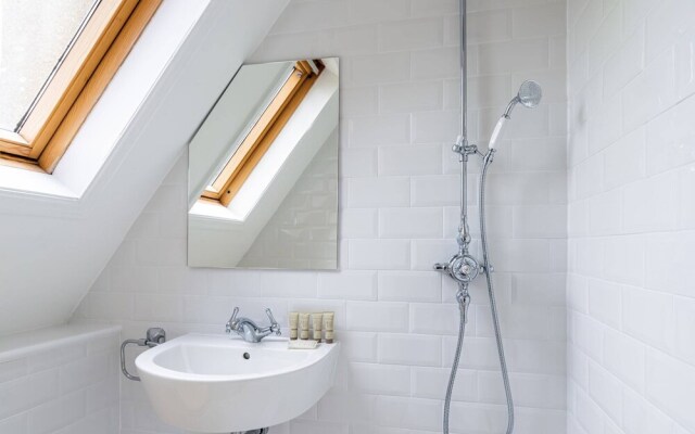 Marvelous 3BR Kennington House w Garden by GuestReady