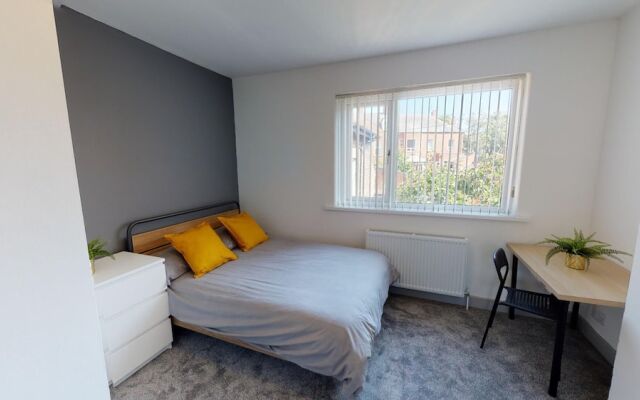 Stunning City Centre-uni Town House