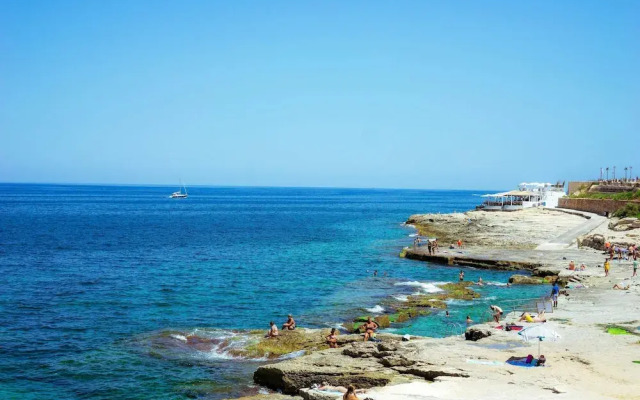 Gorgeous Seaviews From a Stunning Studio