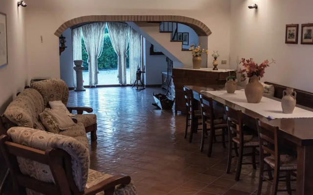 Traditional Villa in Varano With Private Garden
