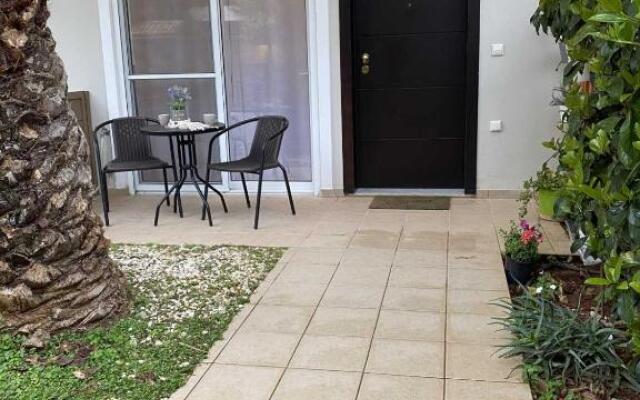 Elegant Glyfada Apartment-private Garden-Near METRO