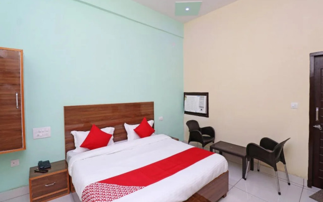 Hotel Almond Leaf By OYO Rooms