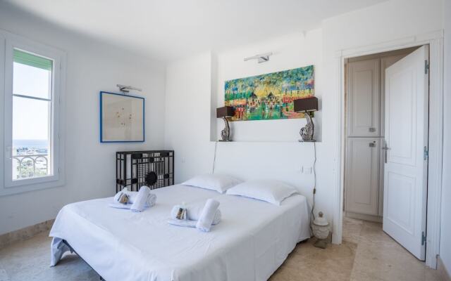 Art Deco Apartment terrace by Weekome