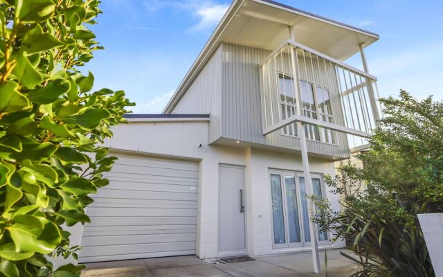 Modern 3BR Family House - Yard & Big TV