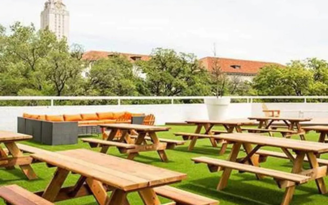 Texas State Capitol Flat- Social Living + Pool