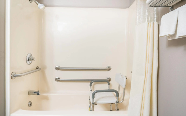 Days Inn & Suites by Wyndham Wausau