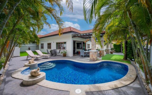 Spacious 3 bedroom villa with private pool and jacuzzi