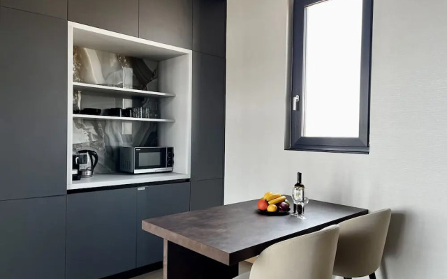 128 LIM - 2001 Stay Only Tower Suite