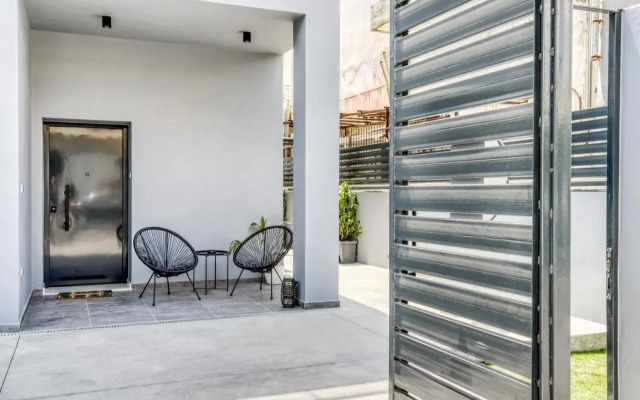 Spacious flat with courtyard and private parking!