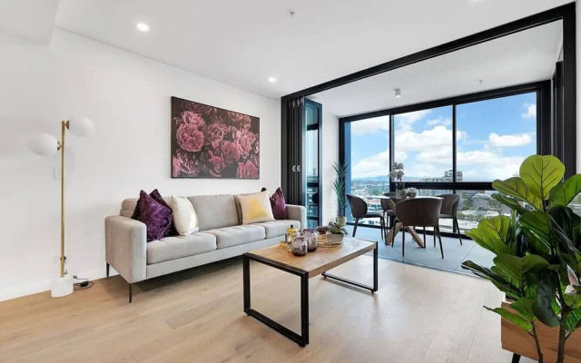 2BR Utopia Fortitude Valley Pool Rooftop King bed