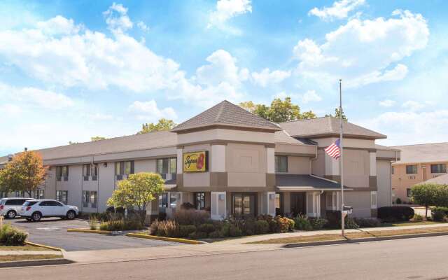 Super 8 by Wyndham Beloit