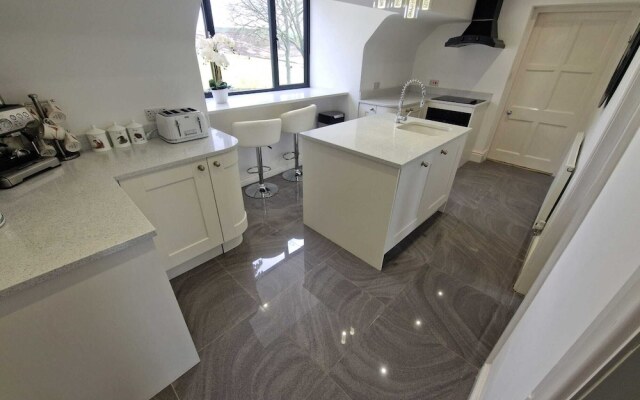 Luxury Penthouse Apartment - Beautiful Countryside
