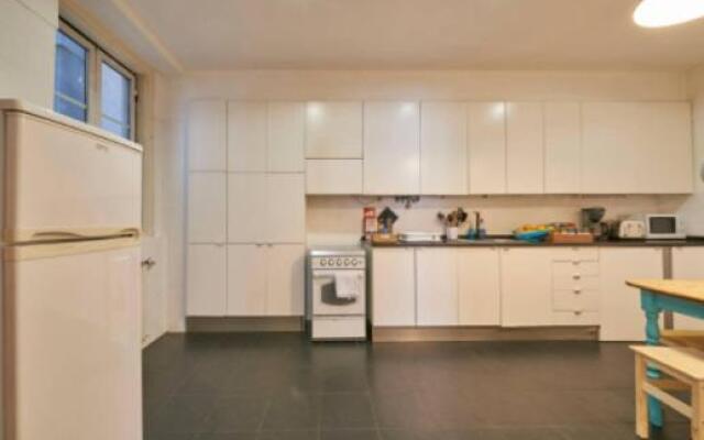 Stunning Apartment Near Chiado