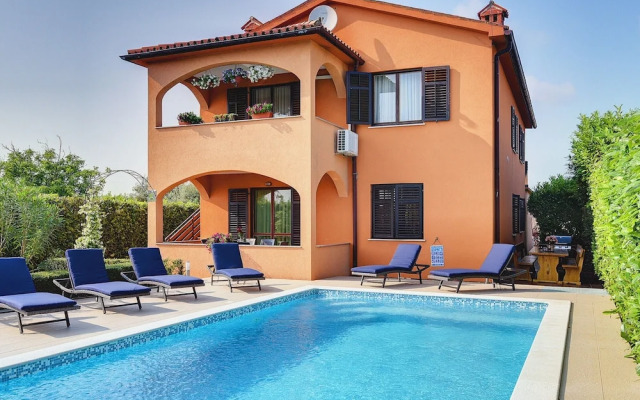 Detached 6 Bedroom House with Private Pool near Ližnjan