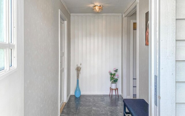 Nice Apartment in Ellingsøy With Wifi and 1 Bedrooms