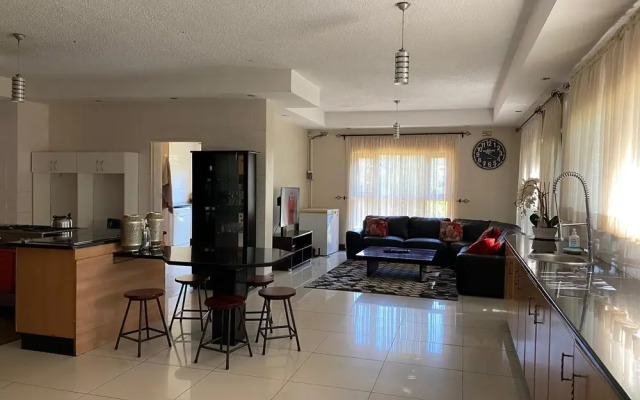 Luxurious 4 bed With Pool in Helensvale - 2255