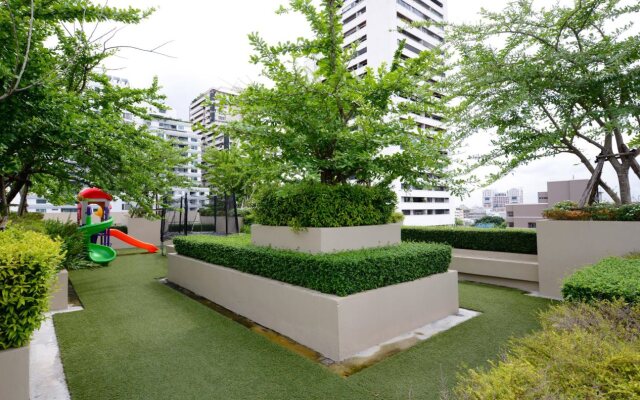 Ten Ekamai Suites Serviced Apartment