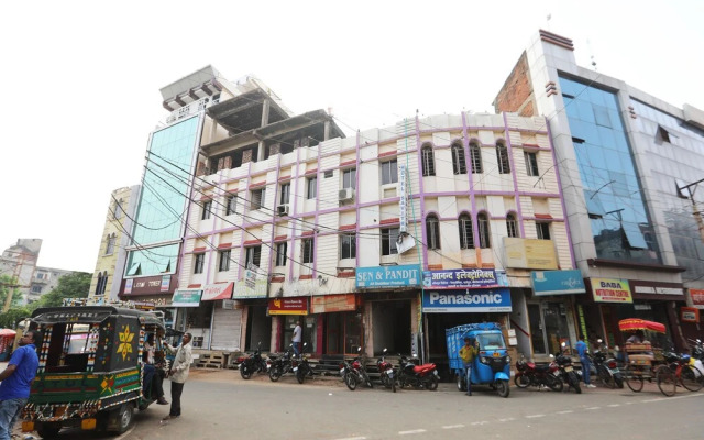 SPOT ON 45472 Hotel Savitri