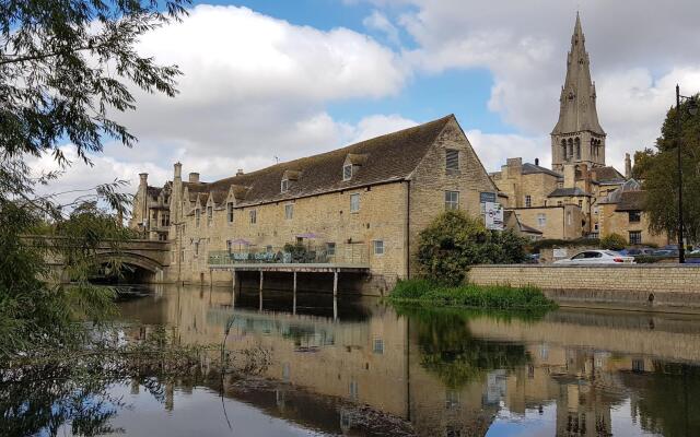 Riverside Apartments of Stamford