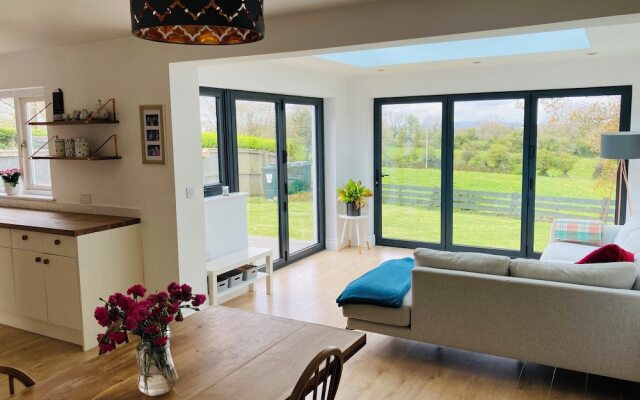 Beautiful 4-bed House With Countryside Views