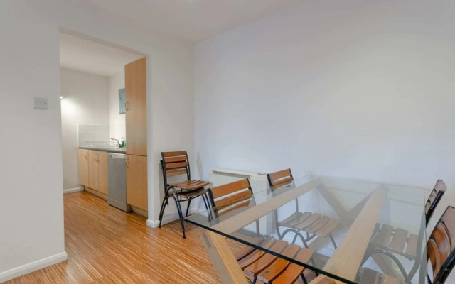 2 Bedroom Apartment In Aldgate East
